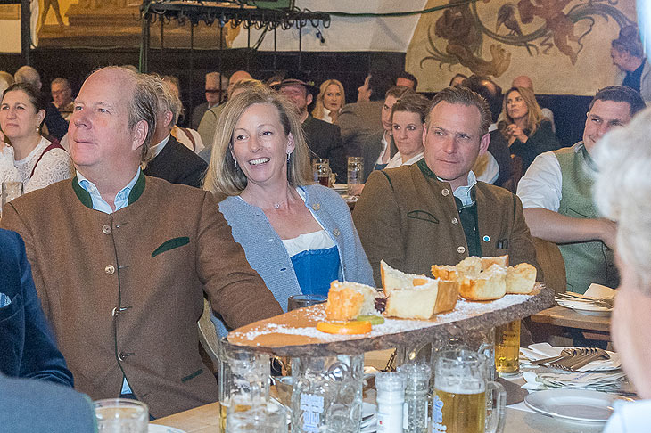 Andreas Baron von Maltzan, Anna Herzogin in Bayern beim 15. &bdquo;Tegernseer Starkbierfest&ldquo; im &bdquo;Br&auml;ust&uuml;berl Tegernsee&ldquo; (&copy;Foto: Linda Krammer) 